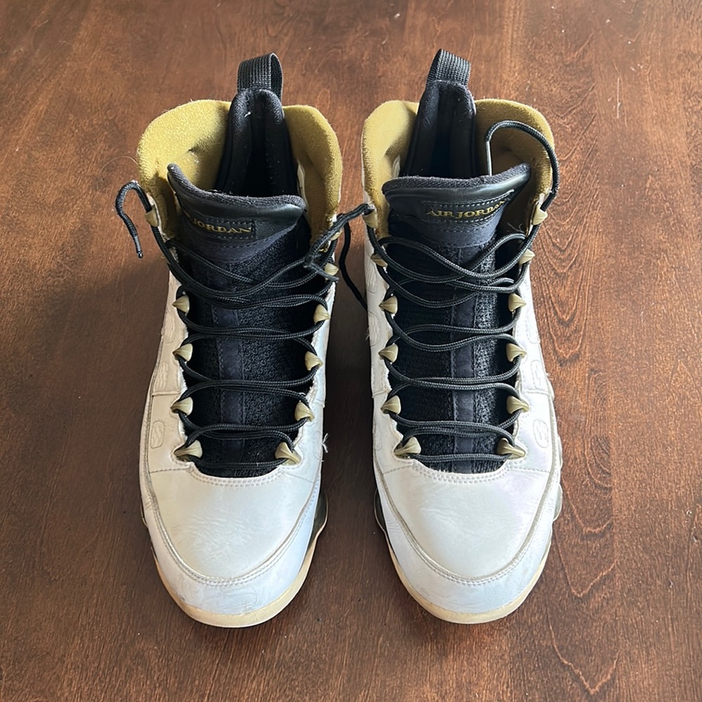 Jordan 9 Statue